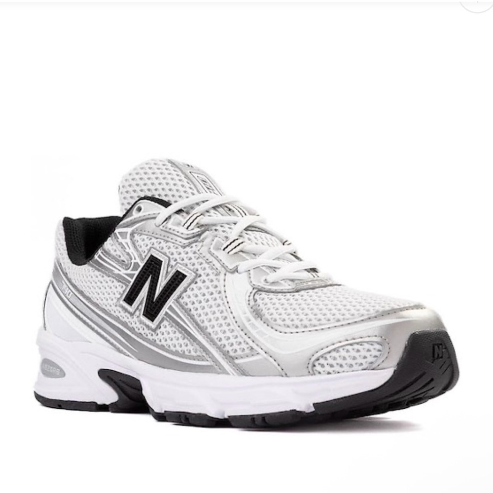 New Balance women’s Athletic Shoes in White and Silver